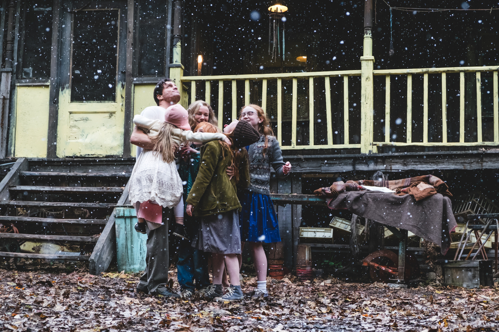 From L to R: Woody Harrelson "Rex Walls." Eden Grace Redfield as "Youngest Maureen," Naomi Watts "Rose Mary Walls" Charlie Shotwell "Young Brian," Ella Anderson "Young Jeannette," Eden Grace Redfield as "Youngest Maureen" and Sadie Sink as "Young Lori" in THE GLASS CASTLE. Photo by Jake Giles Netter.
