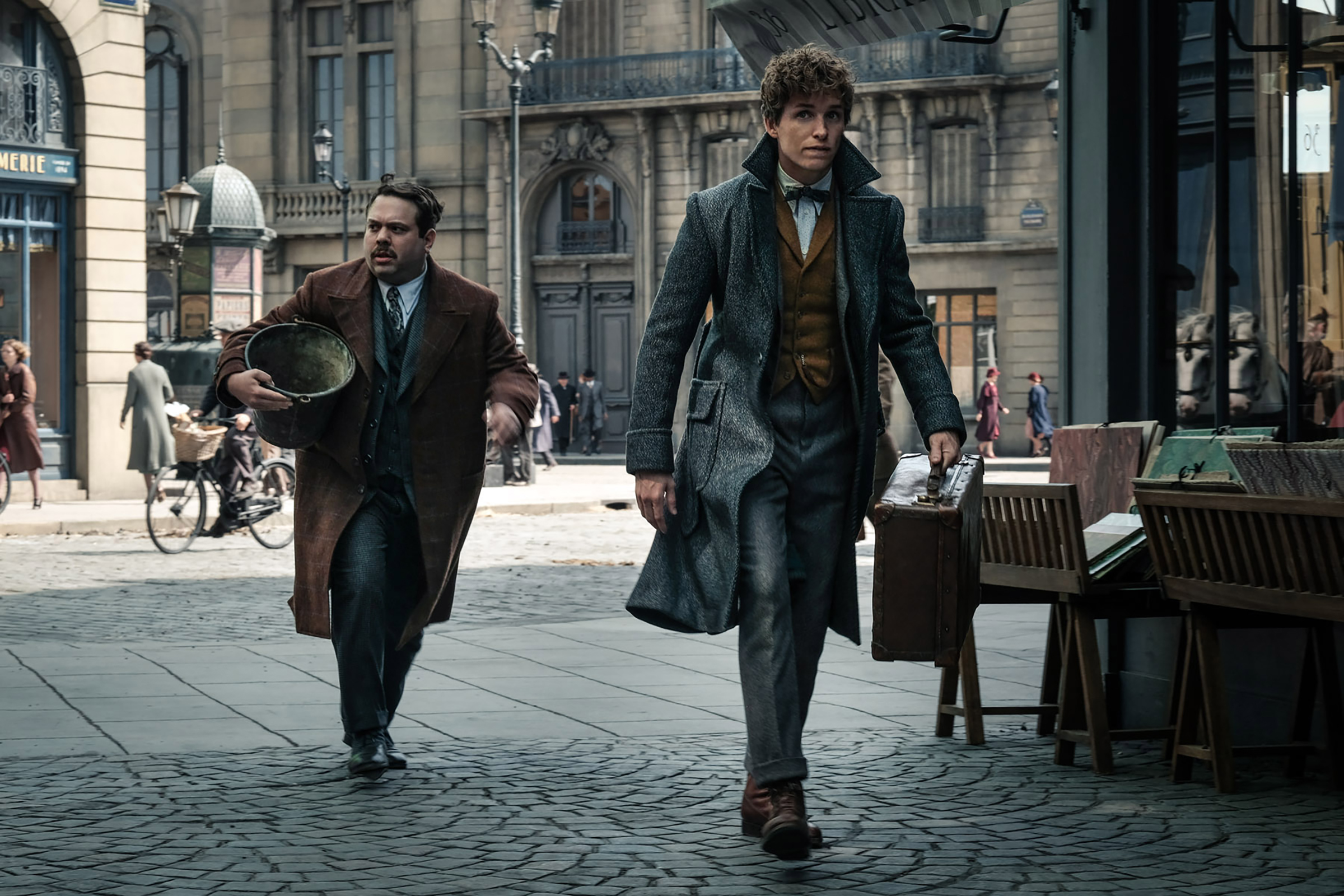 newt scamander is back in new "crimes of grindelwald" photos